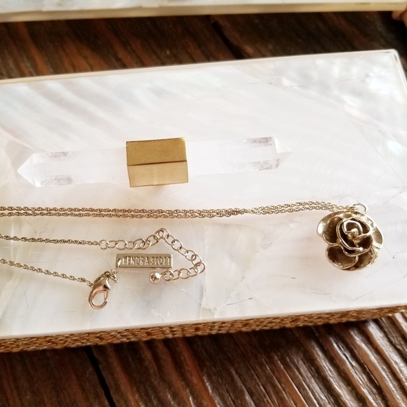 Kendra Scott Accessories - Rare 🦄 🦄 Kendra Scott Michelle Rose necklace